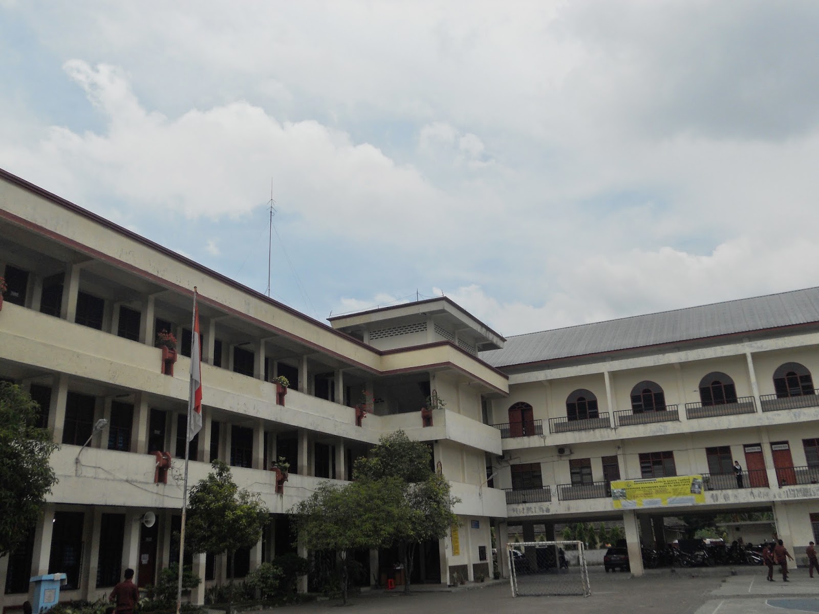 Hold the World SMA SANTO THOMAS 3 MEDAN! Hold the World SMA SANTO THOMAS 3 MEDAN!