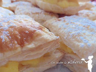 Pastelitos de hojaldre con crema pastelera. "Miguelitos"