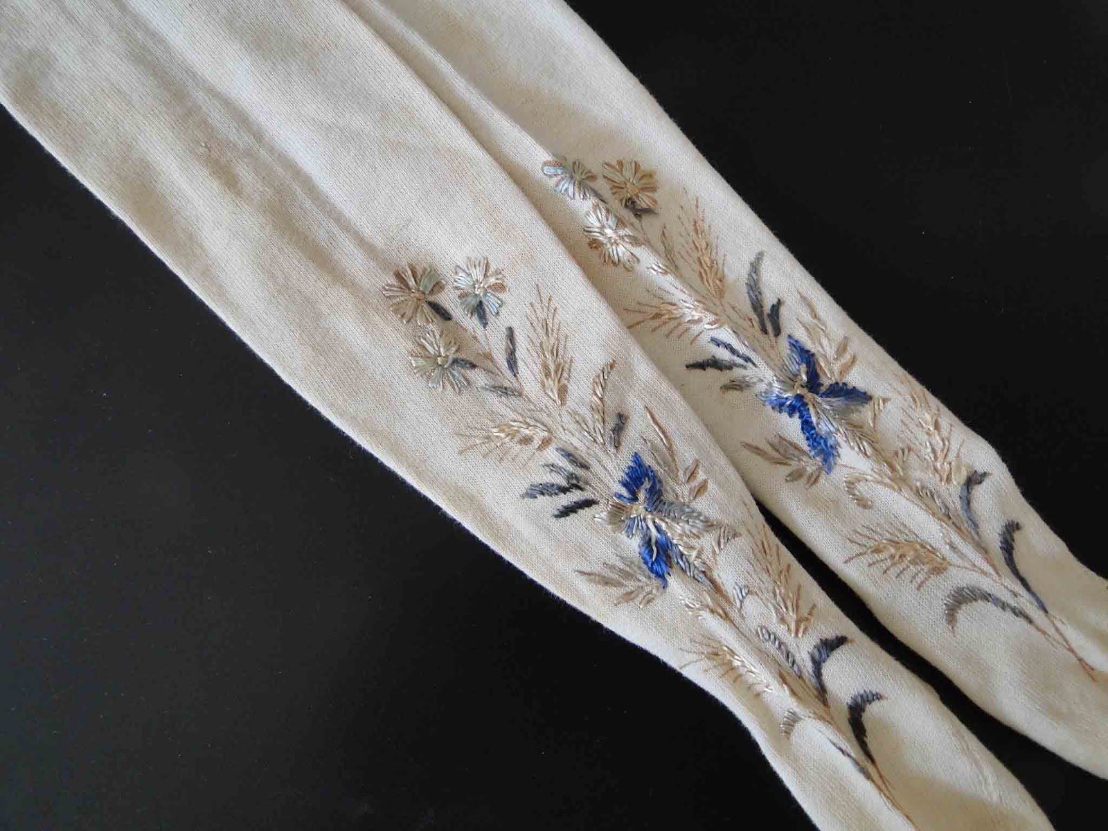Buyer  seller of antique lace fine linens vintage clothing haute Buyer  seller of antique lace fine linens vintage clothing haute