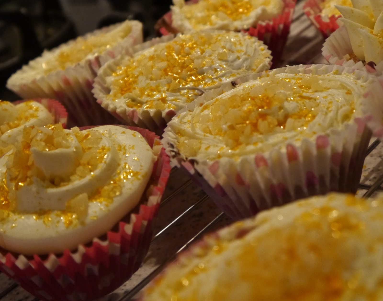 SUPERCALAFASHIONISTIC Exploding Cupcakes