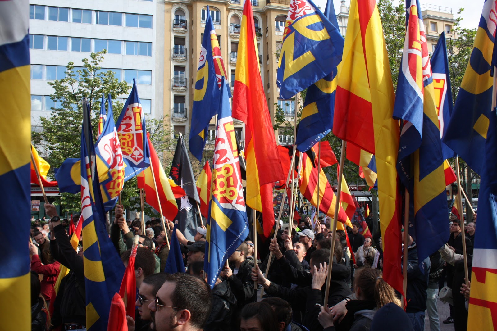 VOX convoca concentraciones el sábado en Valencia y Barcelona  130501+-+18+banderas+Chamberi