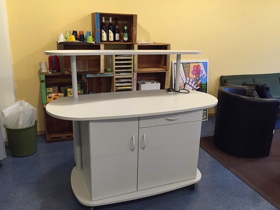 Colour up your office !: Der mobile Kaffeeschrank mit Rollen und