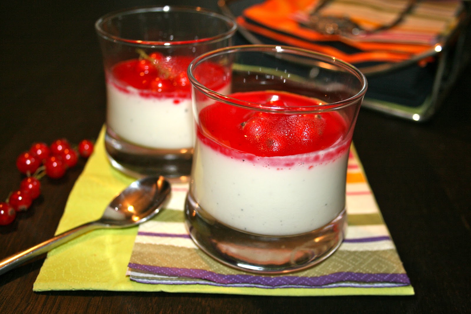 Panna cotta met siroop van rode bessen Hap en Tap