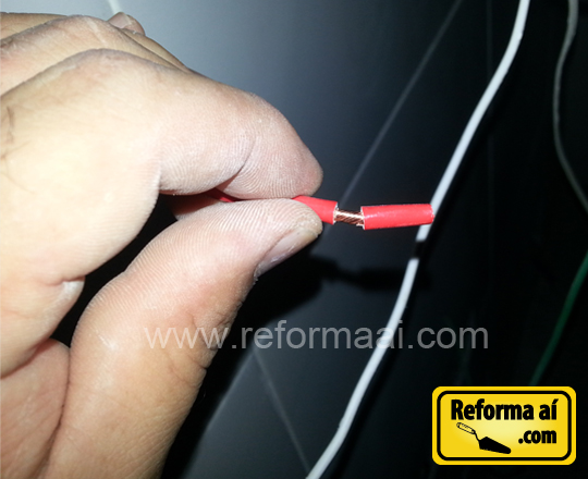 Desencapando o fio para fazer o terminal Desencapando o fio para fazer o terminal