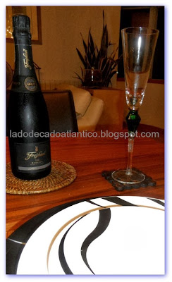 Foto do Espumante Freixenet Cordón Negro Brut e uma taça.