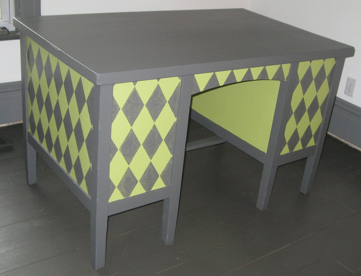Kammy's Korner Awesome Desk Paint Job...that lasted 3 days.