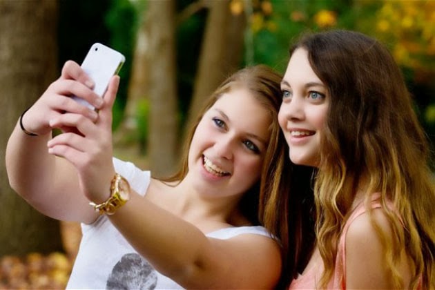 Los famosos “selfie” puede originar posibles secuelas mentales como paranoia (Bangkok, 18 de febrero EFE).- La moda de autorretratarse con el móvil (“selfie”) y colgar el resultado en la red puede acarrear problemas mentales, como depresiones o paranoia, si no se obtiene el reconocimiento del público, advierte una doctora tailandesa. “Prestar demasiada atención a las fotografías publicadas, controlando quién las mira o a quién le agrada o quién comenta, con la esperanza de lograr la mayor cantidad posible de ‘me gusta’ es un síntoma de que las ‘selfies’ están causando un problema”, declara la especialista Panpimol Wipulakorn, del departamento tailandés para salud mental. La experta señala que tales comportamientos podrían