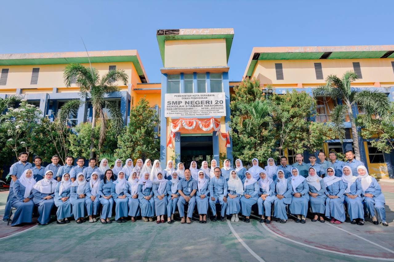 Tenaga pendidik SMPN 20 Surabaya