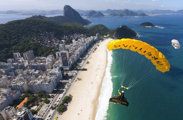 Foto-foto Pria Jet Terbang Diatas Rio De Janeiro [ www.BlogApaAja.com ]
