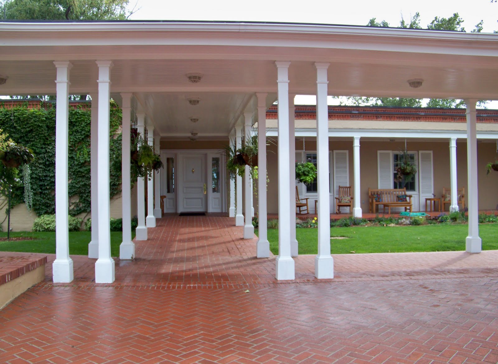La Casa de Towanda Visiting the Governor's Mansion