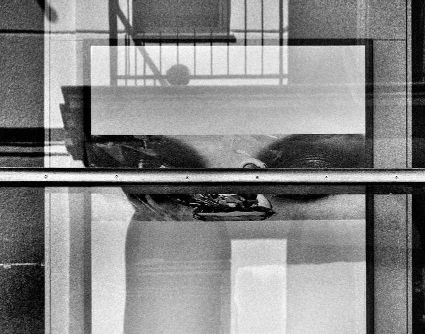 Reflexo Foto de um reflexo, a preto e branco, com várias linhas paralelas e perpendiculares