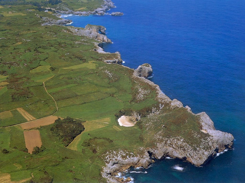 http://2.bp.blogspot.com/-kah1l-fIWVY/T4rfZzZ-1lI/AAAAAAAAADM/hhjZULJog4M/s1600/PLAYA+DE+GUPIYURI-LLANES.jpg