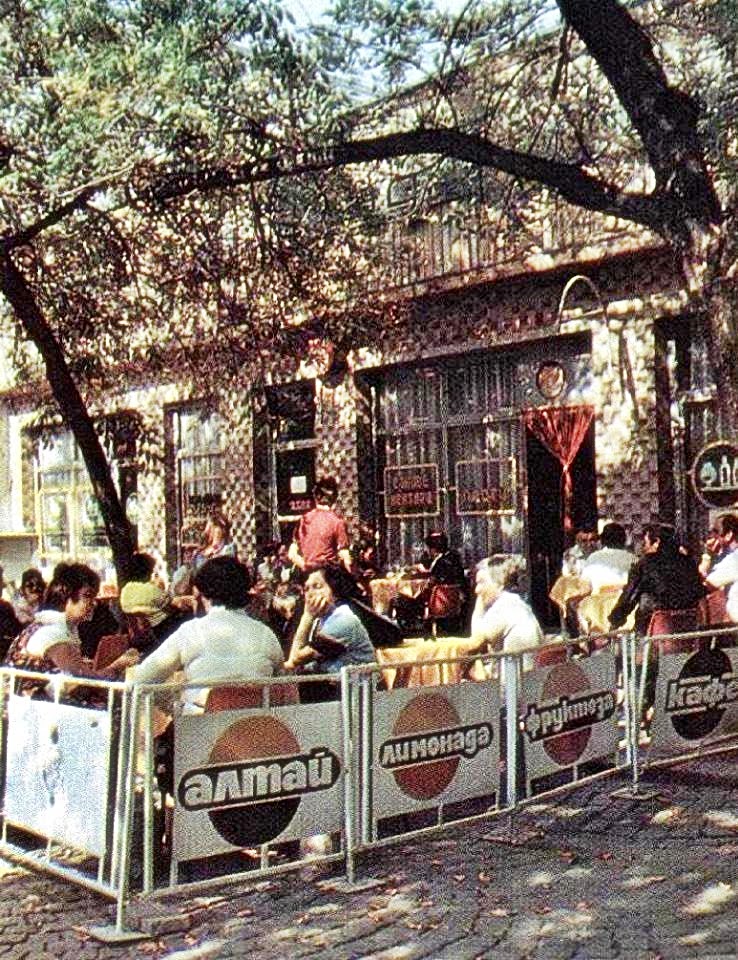 На кафе в Хисар, 80-те - Спомени от Народната република