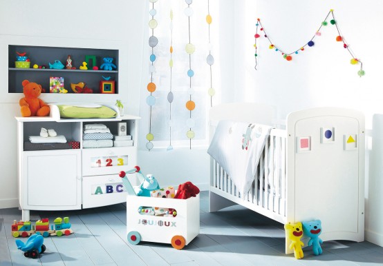 Кімната дитини с білосніжними меблями