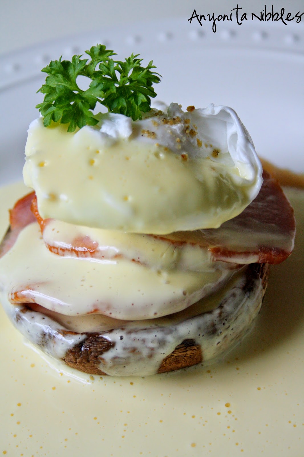 http://www.anyonita-nibbles.co.uk/2014/05/gluten-free-eggs-benedict-easiest-blender-hollandaise-grilled-portabello.html