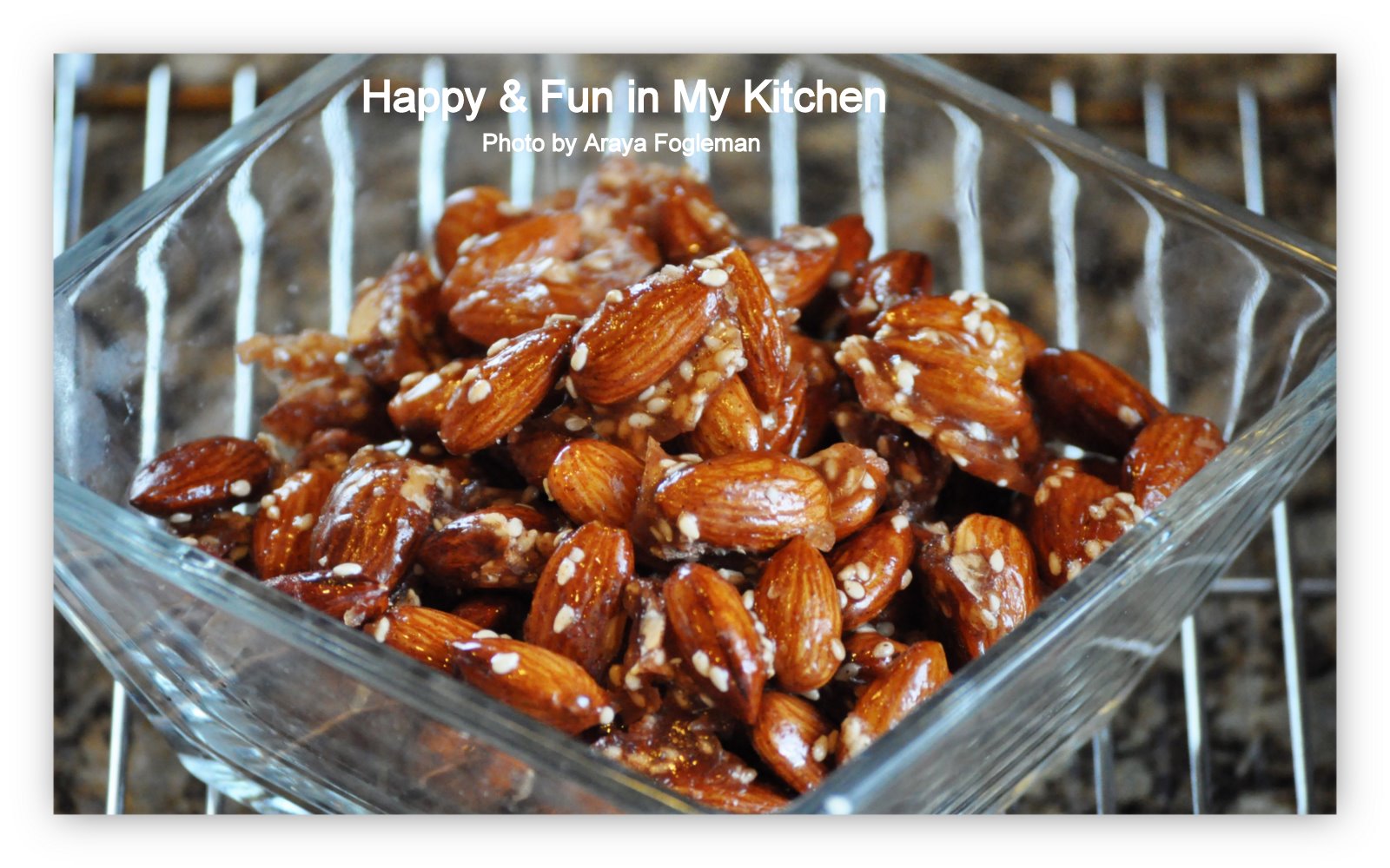 ถั่วอัลมอลล์เคลือบน้ำตาลและงาขาว (Glazed Almonds by Microwave) Happy