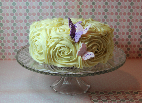 Tarta de rosas, bizcocho de chocolate negro, rellena de buttercream de chocolate negro y decorado exteriormente con buttercream de chocolate blanco haciendo preciosas rosas, por Sweet KOKEKO