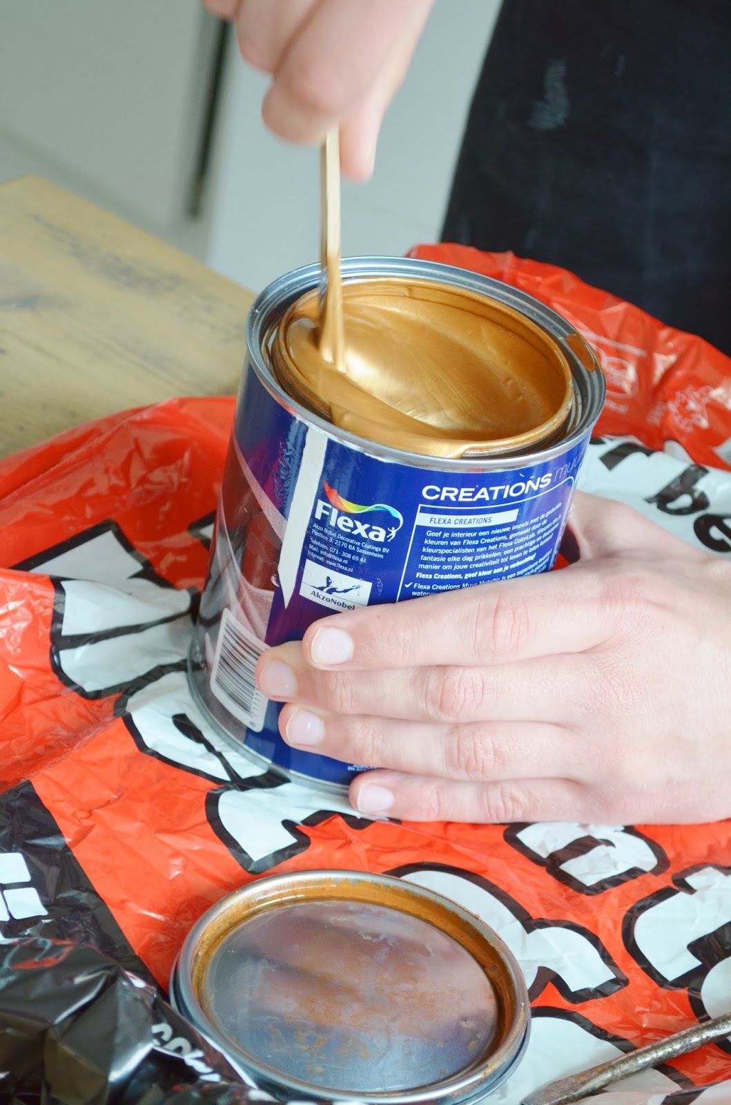 Diy: koperkleurige cirkel op de muur