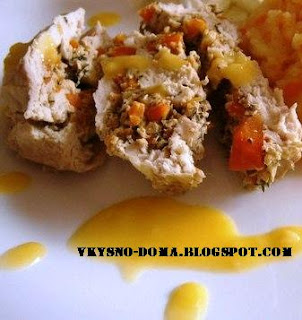 Куриный рулет с овощами под апельсиновым соусом