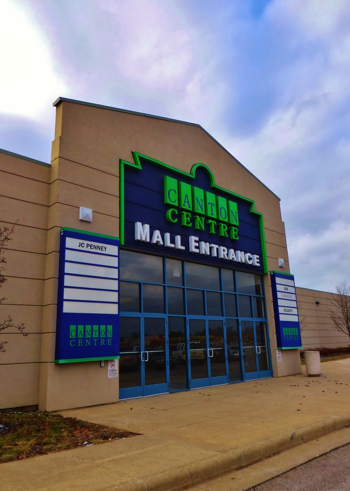 Dead and Dying retail Mellett Mall / Canton Centre in Canton, Ohio