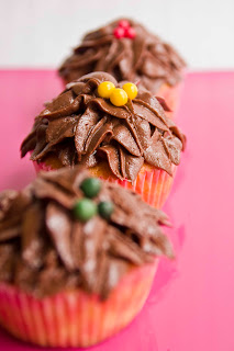 Cupcakes de vainilla y hojas de chocolate