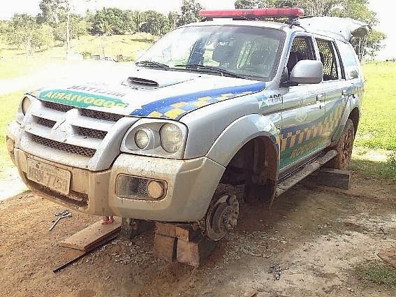 Sem terras furam pneus de viaturas da PM, em Monte Negro