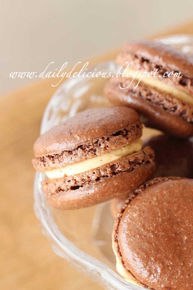 dailydelicious You should try this Chocolate Macaron with Caramel