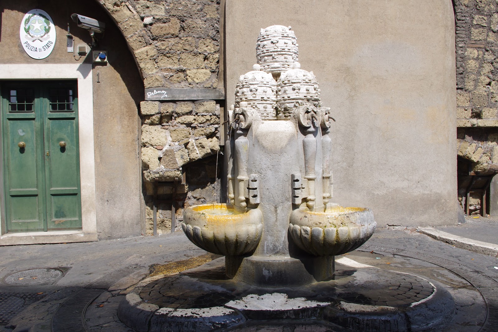 ｒｏｍａの麗雅都だより 教皇冠の噴水