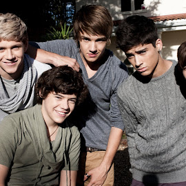 download gambar personil one direction keren