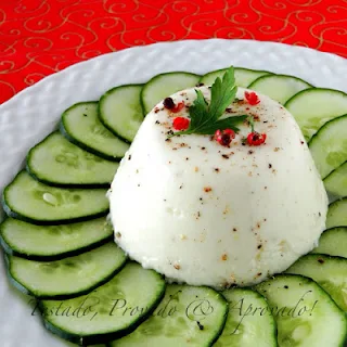 http://testadoprovadoeaprovado.blogspot.com.br/2013/03/mousse-de-queijo-branco-com-alho.html#more