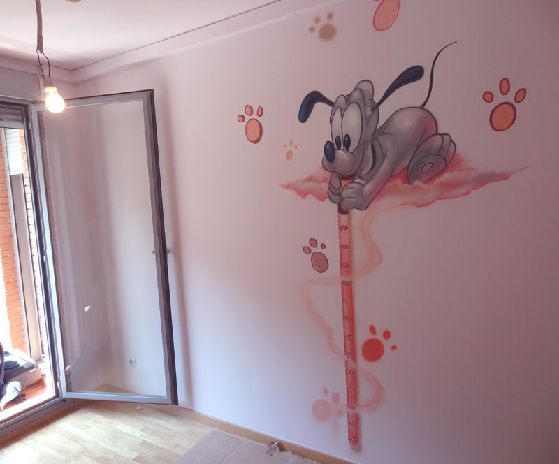 Berok Graffiti mural profesional en Barcelona: Habitación mickey bebé