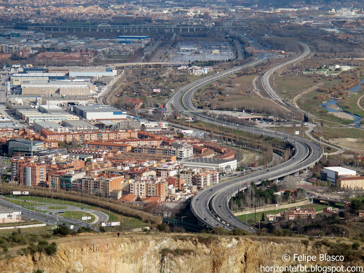 Autopista C33, desde la montaña de Montcada Autopista C33, desde la montaña de Montcada