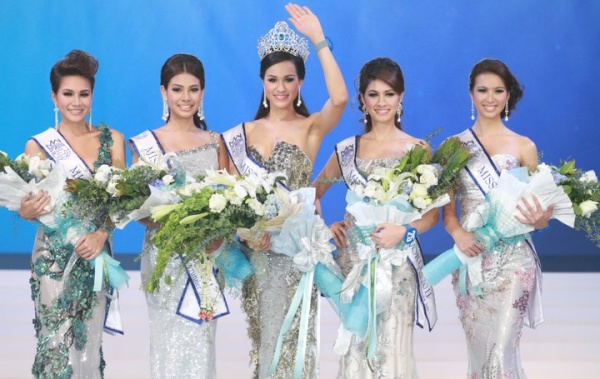 Miss Thailand Universe 2011 contestants in swimsuits 