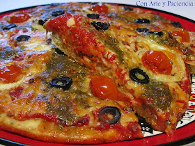 Pizza con salsa pesto y tomates cherry