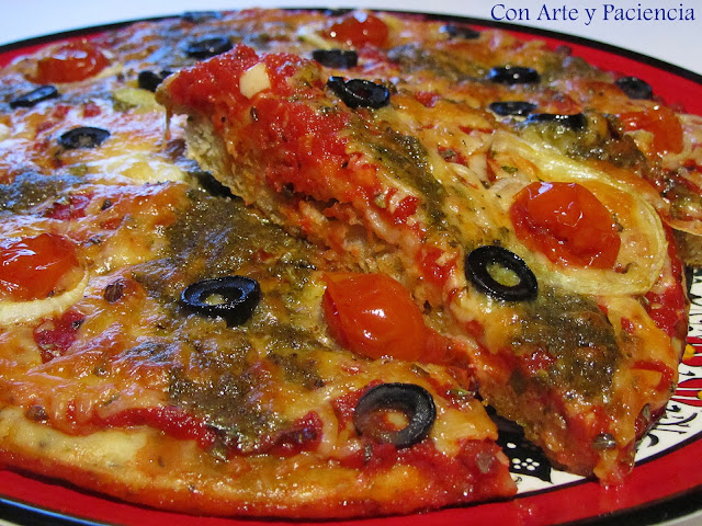 Pizza con salsa pesto y tomates cherry