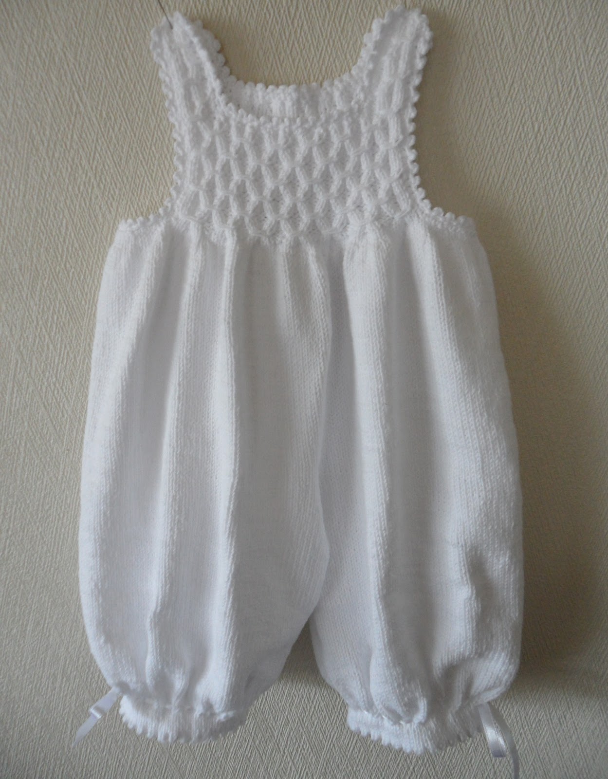 En Person Som Strikker En Babybukse