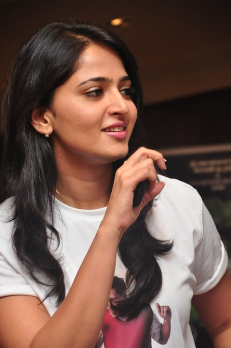 anushka in deiva thirumagal sucess meet latest photos