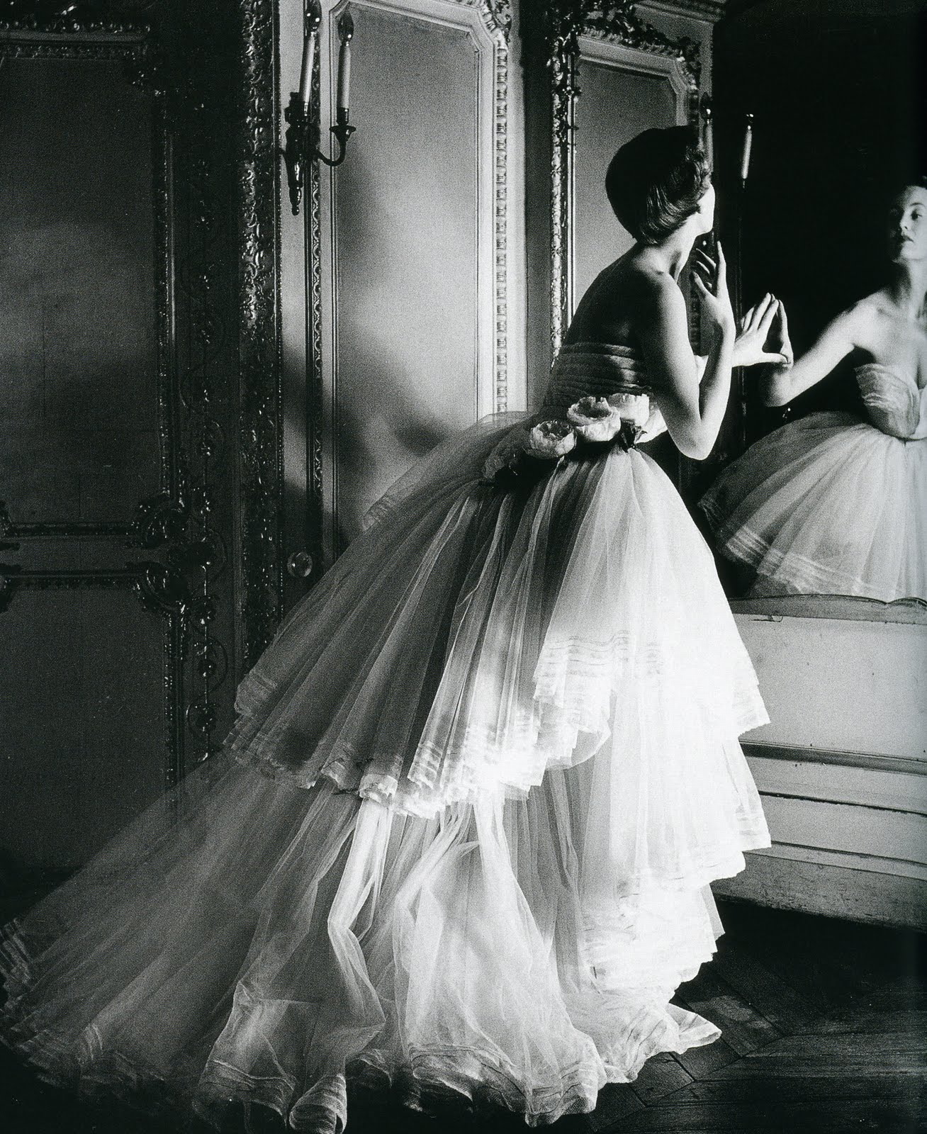 http://2.bp.blogspot.com/-l3mn4N9Yas8/T8wRRZK8zmI/AAAAAAAASNY/NgCrJjZUlsU/s1600/crinoline+Louise+Dahl-Wolfe.jpg