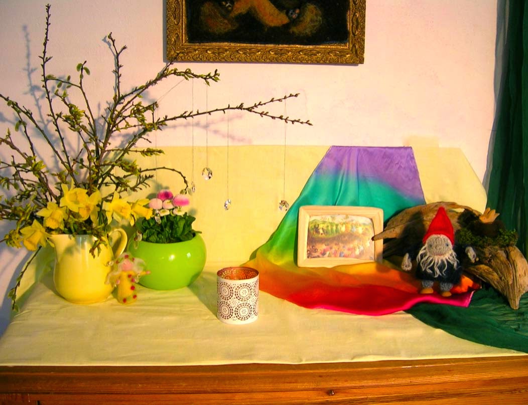 Jahreszeitentisch im April, Regenbogentuch, Frühlingsblumen, Wurzelkinder, Zwerg im April, Zwerg mit Regenbogen, Waldorfkindergarten, Wollbild mit Regenbogen, Filzbild mit Zwerg, Jahreszeiten Waldorf Jahreszeitentisch im April, Regenbogentuch, Frühlingsblumen, Wurzelkinder, Zwerg im April, Zwerg mit Regenbogen, Waldorfkindergarten, Wollbild mit Regenbogen, Filzbild mit Zwerg, Jahreszeiten Waldorf