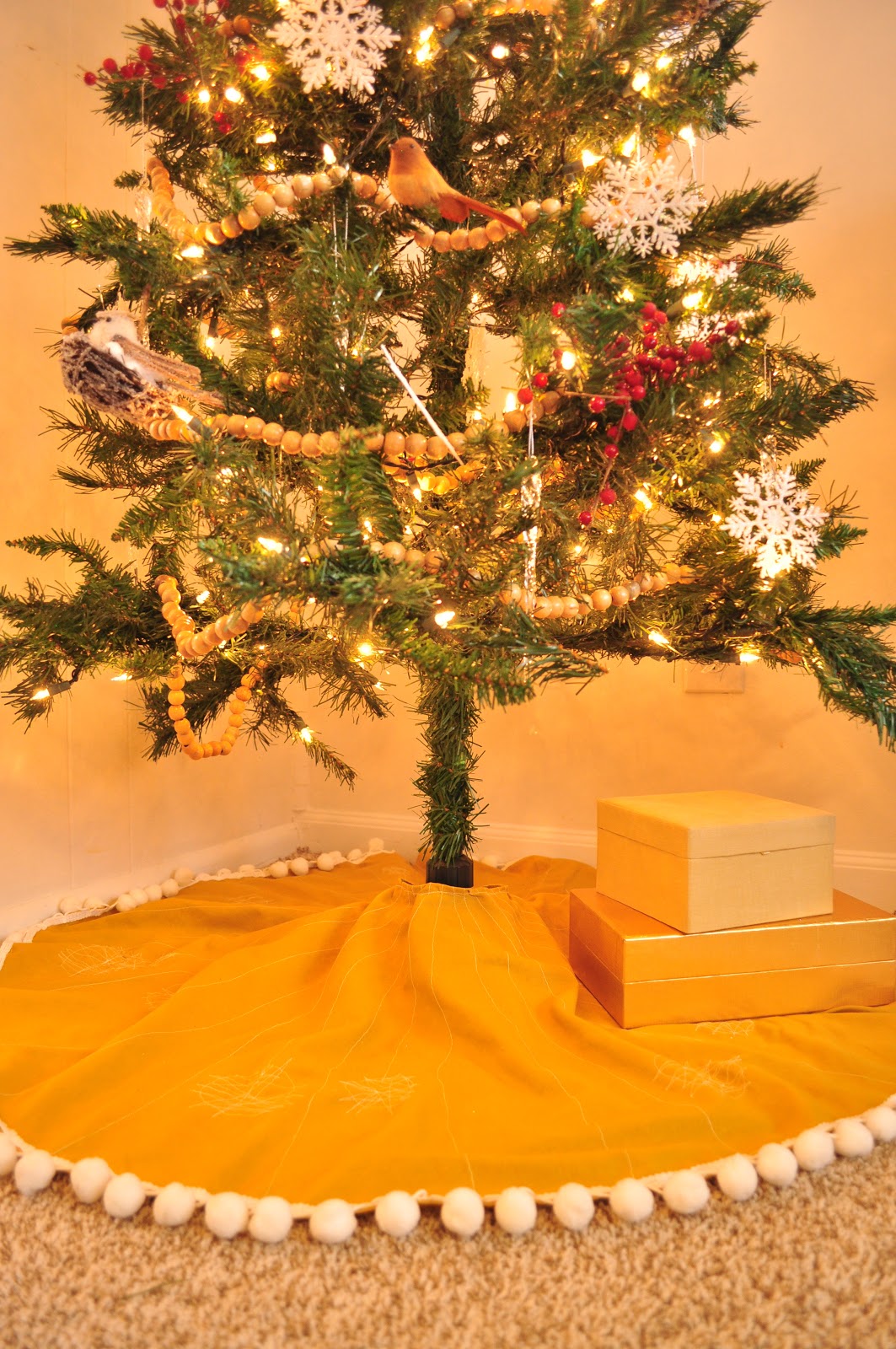 906 E. Chic ANTHROPOLOGIE Inspired PomPom Tree Skirt {A TUTORIAL}...