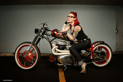 motos-mujeres-bobber-custom-motorcycle-fondos-hd-mulheres-wallpaper-chica-babe-tatuaje-tattoo