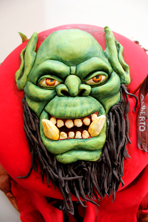 Tarta de bandera Horda con Orco, espadas y lanza, todo hecho en fondant y detalles con pincel con pintura comestible, sabor de tarta de limón, por Sweet KOKEKO