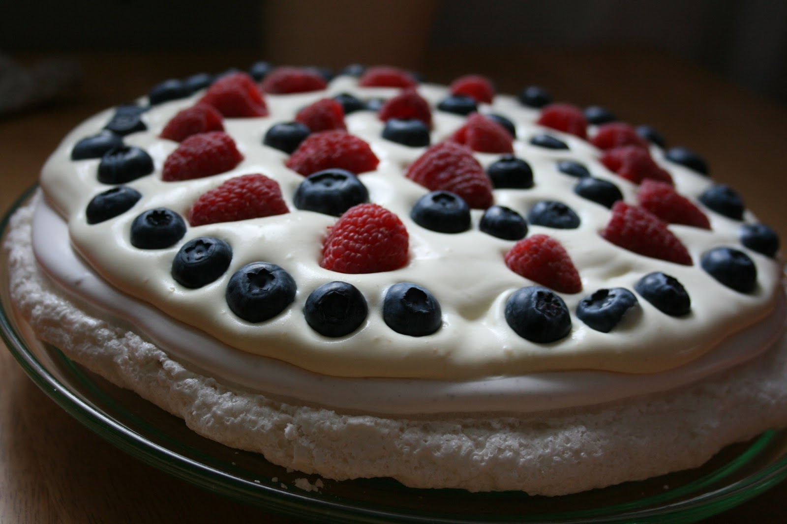 Mona's kjøkken, for det meste uten gluten, melk og egg Pavlova eller