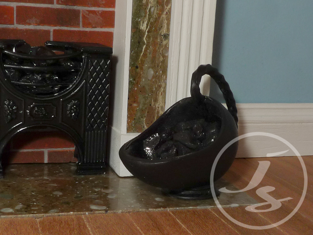 A Dolls House Victorian Kitchen Range & Fireplace Accessories