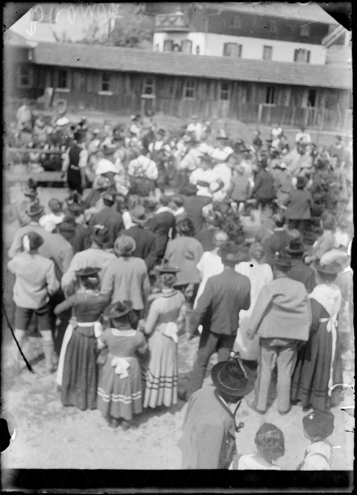 eine Menschenmenge vor einer Holzbaracke - um 1920
