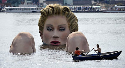 Sculpture Of Giant Woman Presented In Hamburg