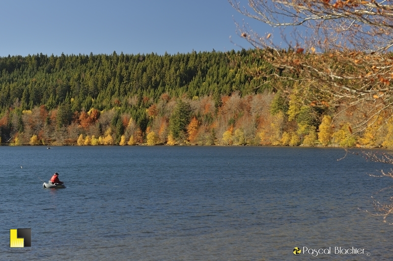 lac du bouchet pêcheur en bateau photo pascal blachier