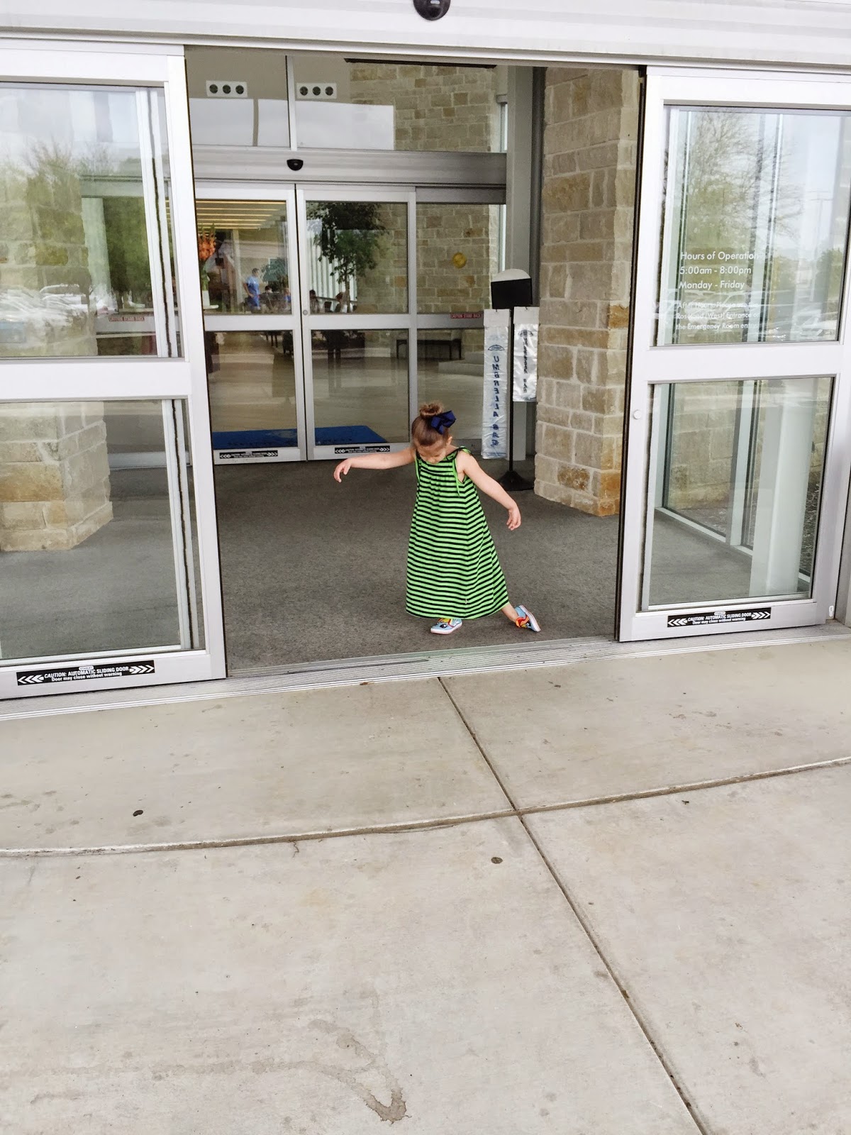 While I'm Waiting... 15 ways to entertain a toddler while waiting...