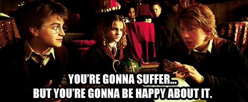 Harry, Rony e Hermione estão na aula de adivinhação. Rony está tentando interpretar a borra no fundo da xícara de chá do Harry, dizendo: "Você vai sofrer, mas vai ser feliz com isso."