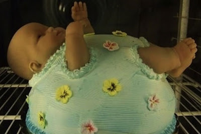 Kek pelik kelihatan seakan bayi